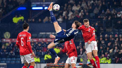 Scott McTominay (blaues Trikot) tritt per Fallrückzieher gegen Dänemark