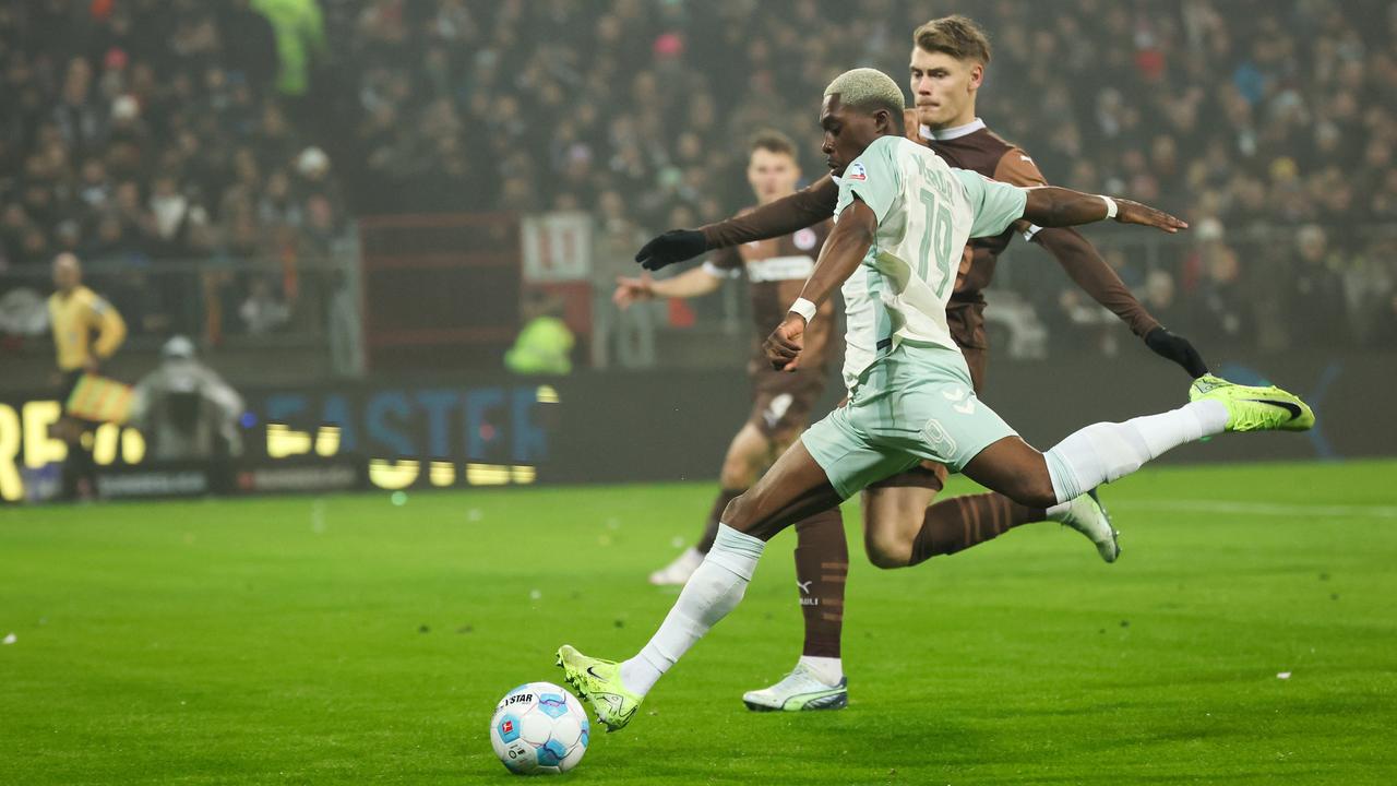 Derrick Köhn von Werder Bremen schießt auf das Tor des FC St. Pauli | Christian Charisius/dpa