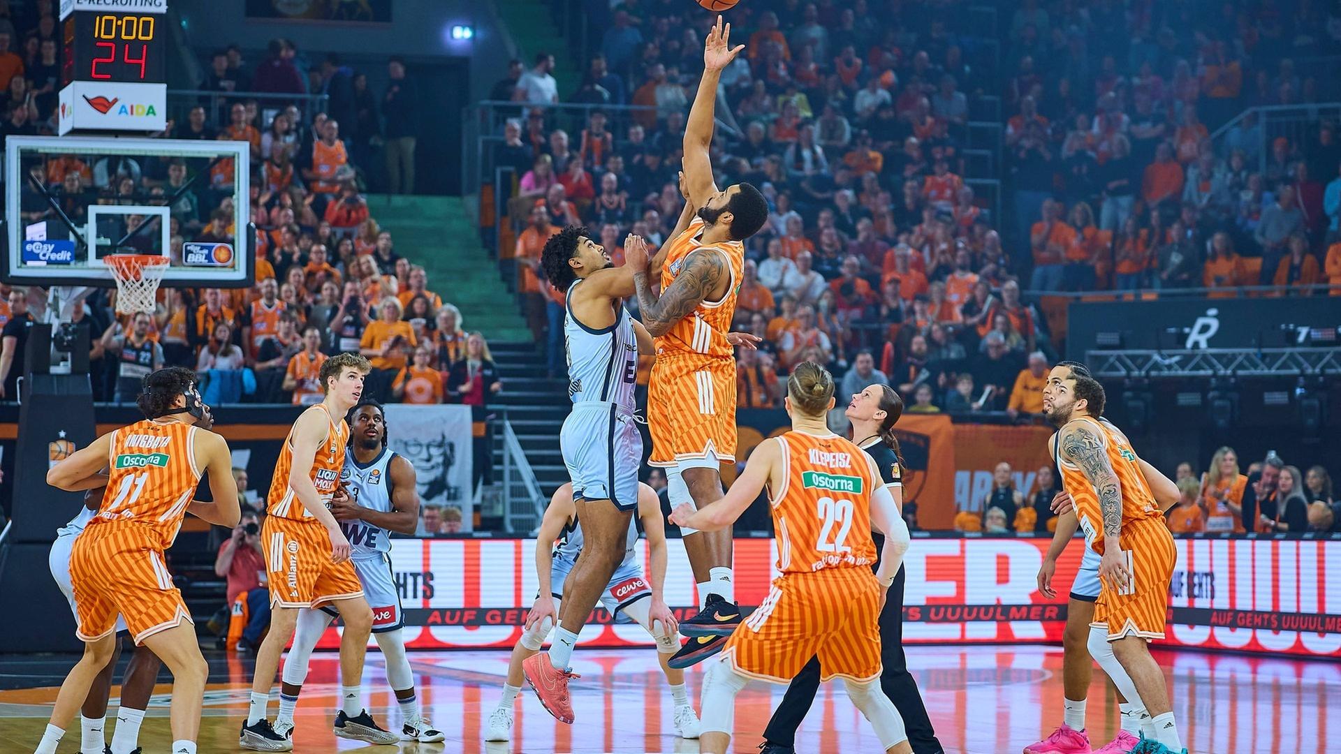 Joel Soriano springt richtig hoch.  | IMAGO, Eibner-Pressefoto