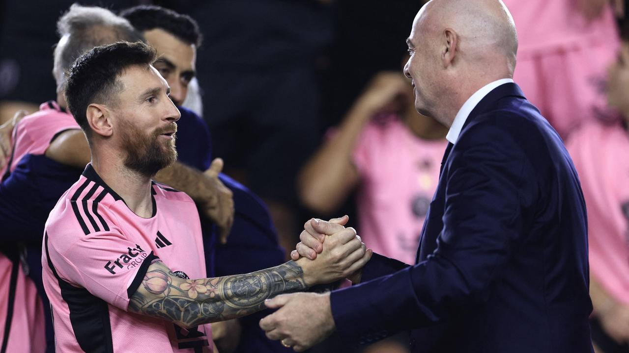 Gianni Infantino gratuliert Lionel Messi