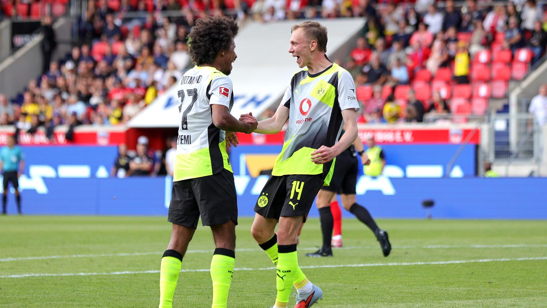 Karim Adeyemi (l.) und Maximlian Beier jubeln in Heidenheim  | Marcel Engelbrecht/firo Sportphoto