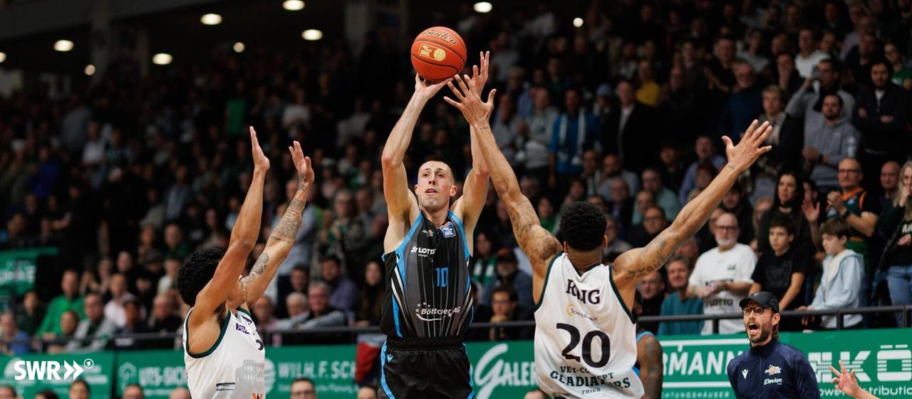 Im vorletzten Heimspiel des Jahres haben die Gladiators Trier (weiße Trikots in der Basketball-Bundesliga gegen Jena mit 94:95 verloren