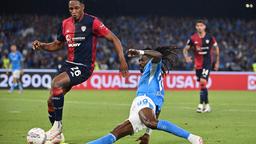 Andre Zambo Anguissa vom SSC Neapel grätscht gegen Cagliaris Verteidiger Yerry Mina