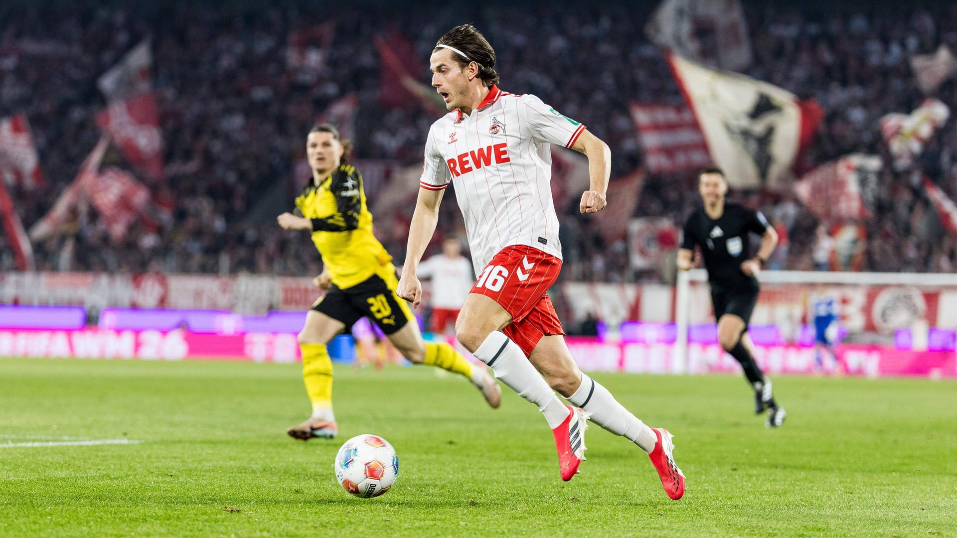 Kölns Jakub Kaminski (v.) treibt den Ball im Spiel gegen Dortmund voran | IMAGO / Beautiful Sports International