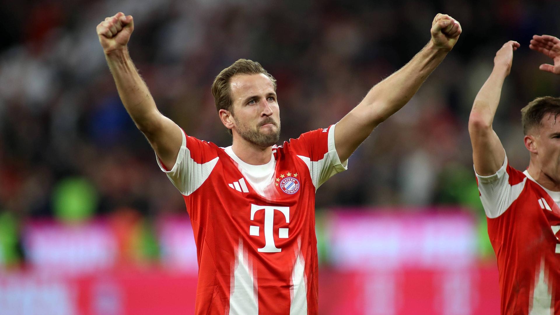 Harry Kane reißt beide Arme nach oben | IMAGO/Ulrich Wagner