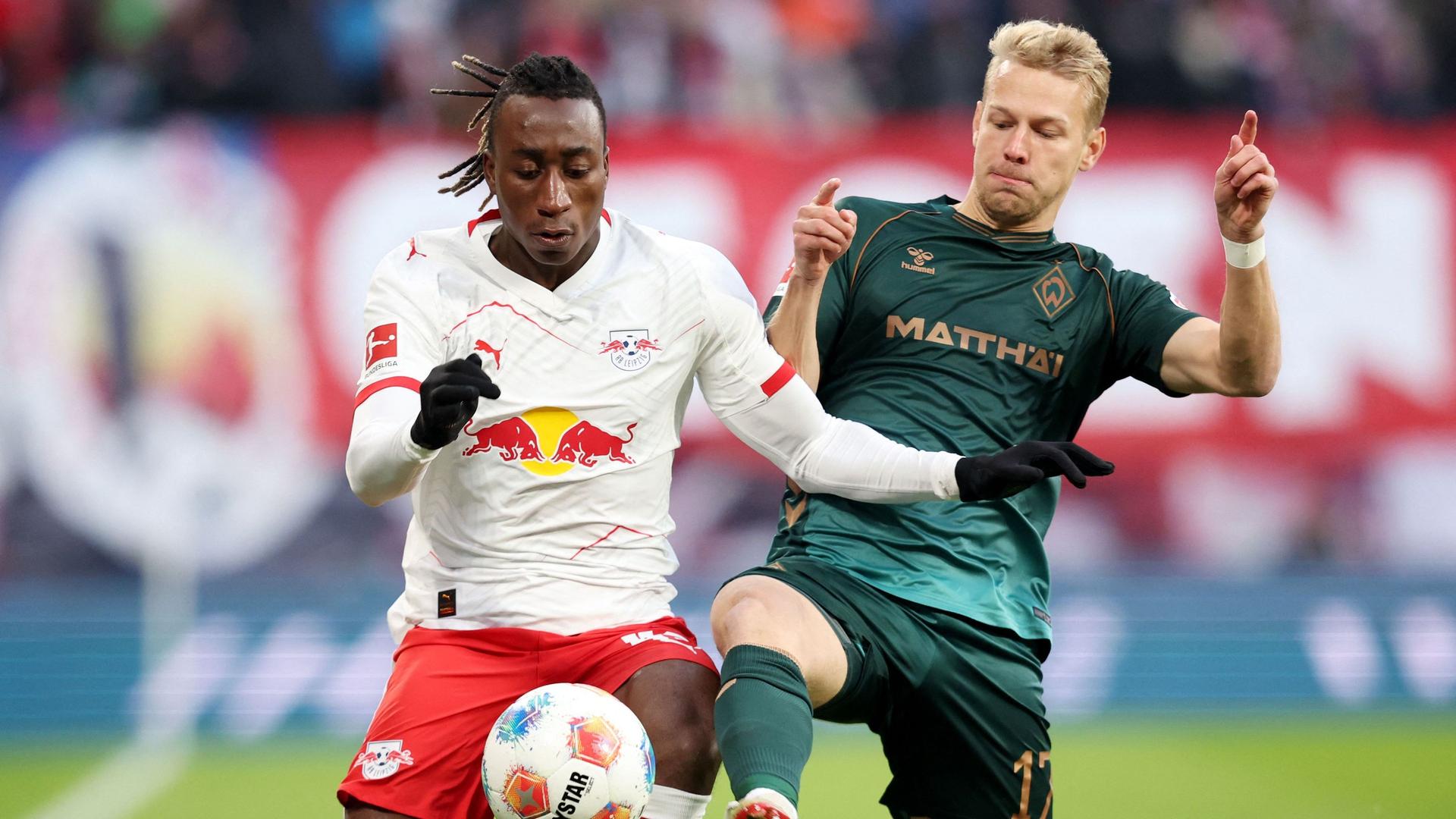 Leipzigs Yan Diomande im Duell um den Ball mit Bremens Marco Grüll | Ronny HARTMANN / AFP