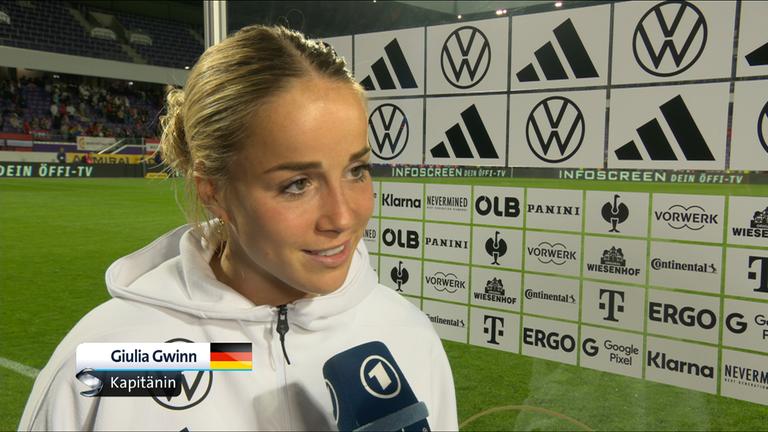 Deutschlands Giulia Gwinn spricht ins Mikrofon