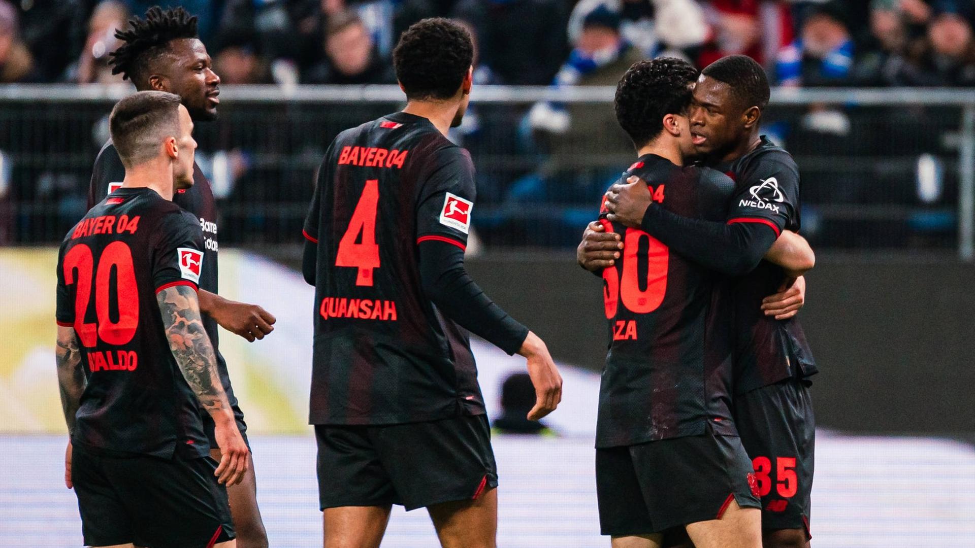 Leverkusens Christian Kofane (r.) bejubelt seinen Siegtreffer mit seinen Mitspielern | IMAGO / Beautiful Sports