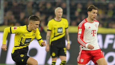 Nico Schlotterbeck (l.) gegen Leon Goretzka, im Hintergrund Marco Reus