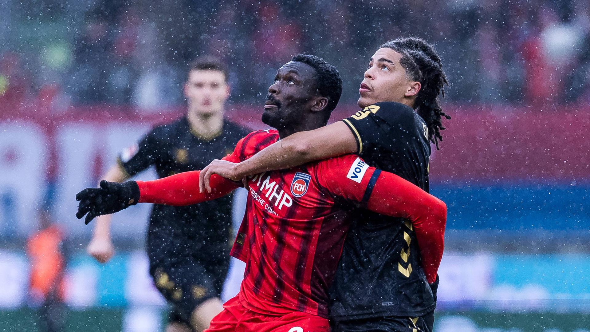 Heidenheims Sirlod Conteh im Zweikampf mit Kölns Jahmai Simpson-Pusey | IMAGO/Steffie Wunderl