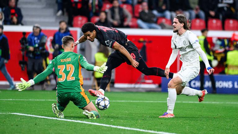 Leverkusens Malik Tillmann (r.) scheitert an PSV-Torwart Kovar