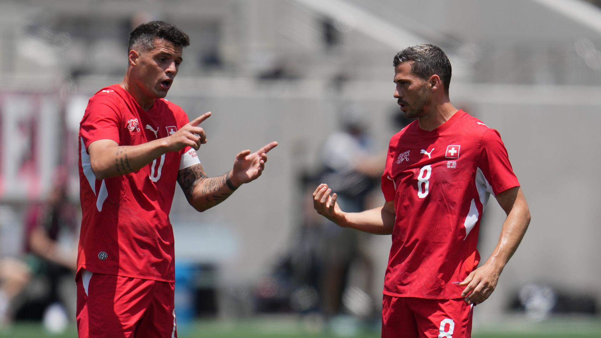 Schweizs Granit Xhaka und Remo Freuler bereden taktische Anweisungen | AP Photo/Gregory Bull