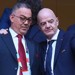 Fouzi Lekjaa, Chef des marokkanischen Fußballverbands (l.), spricht mit FIFA-Präsident Gianni Infantino