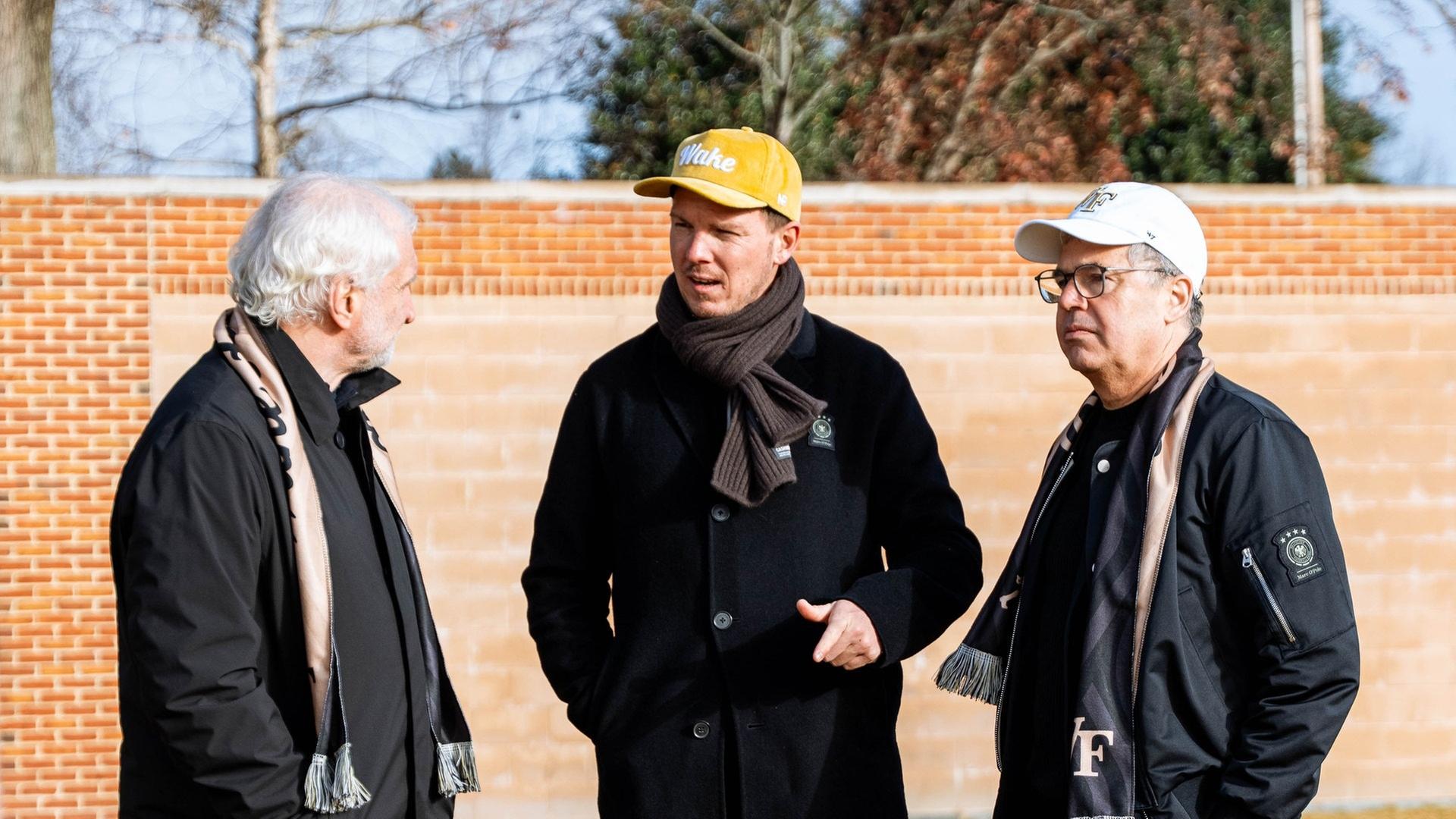 Bundestrainer Julian Nagelsmann, DFB-Sportdirektor Rudi VÃ¶ller und DFB-GeschÃ¤ftsfÃ¼hrer Andreas Rettig auf dem GelÃ¤nde der Wake Forest University. | Wake Forest Athletics