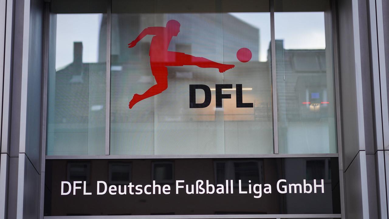 Das Logo der DFL am Eingang der DFL-Zentrale in Frankfurt |  Frank Rumpenhorst/dpa