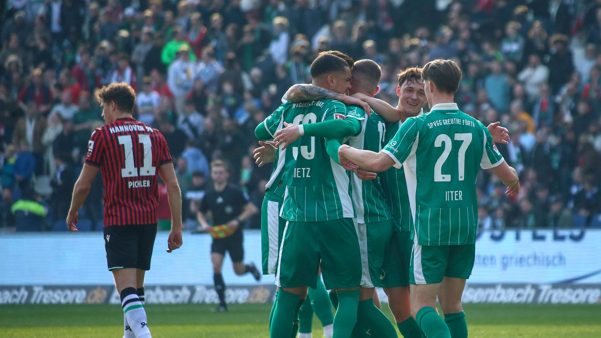 Fürth jubelt über den Sieg gegen Hannover | IMAGO / STEINSIEK.CH