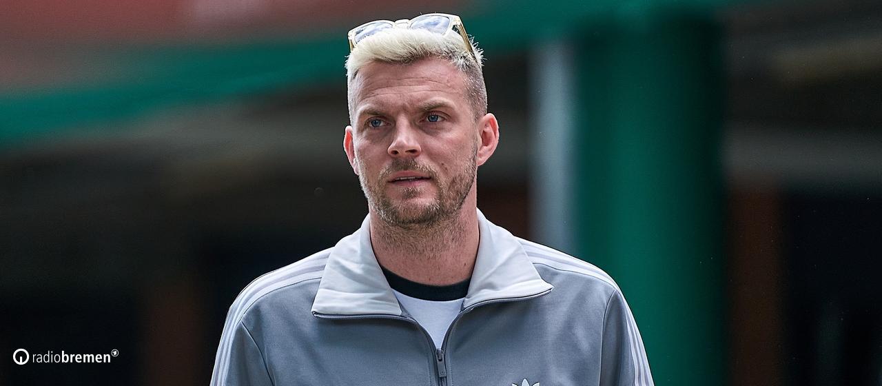Abschied aus Bremen: Marvin Ducksch könnte schon bald in England spielen. | Gumzmedia | Andreas Gumz Marvin Ducksch läuft am Weser-Stadion entlang.