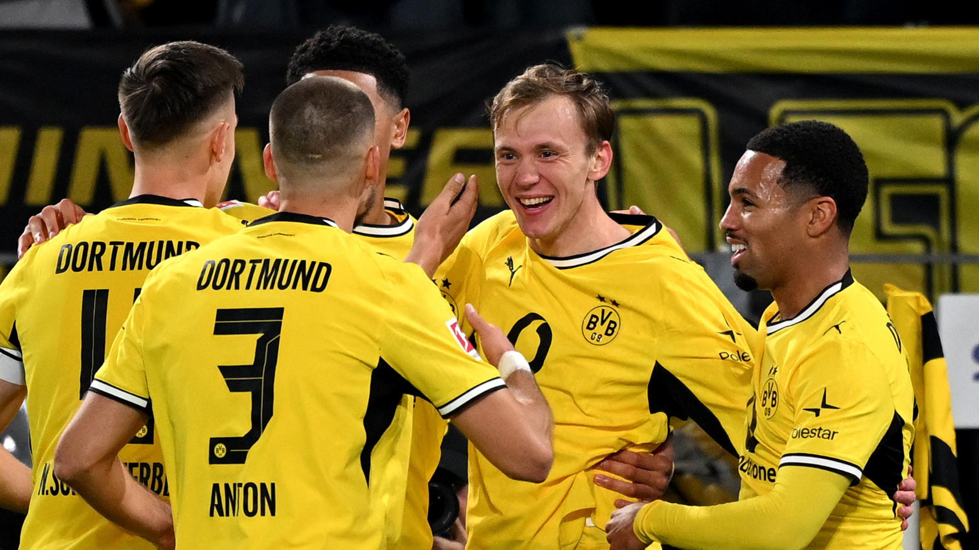 Borussia Dortmunds Maximilian Beier (2. v. r.) bejubelt seinen Siegtreffer im Duell gegen Eintracht Frankfurt | IMAGO / MB Media Solutions