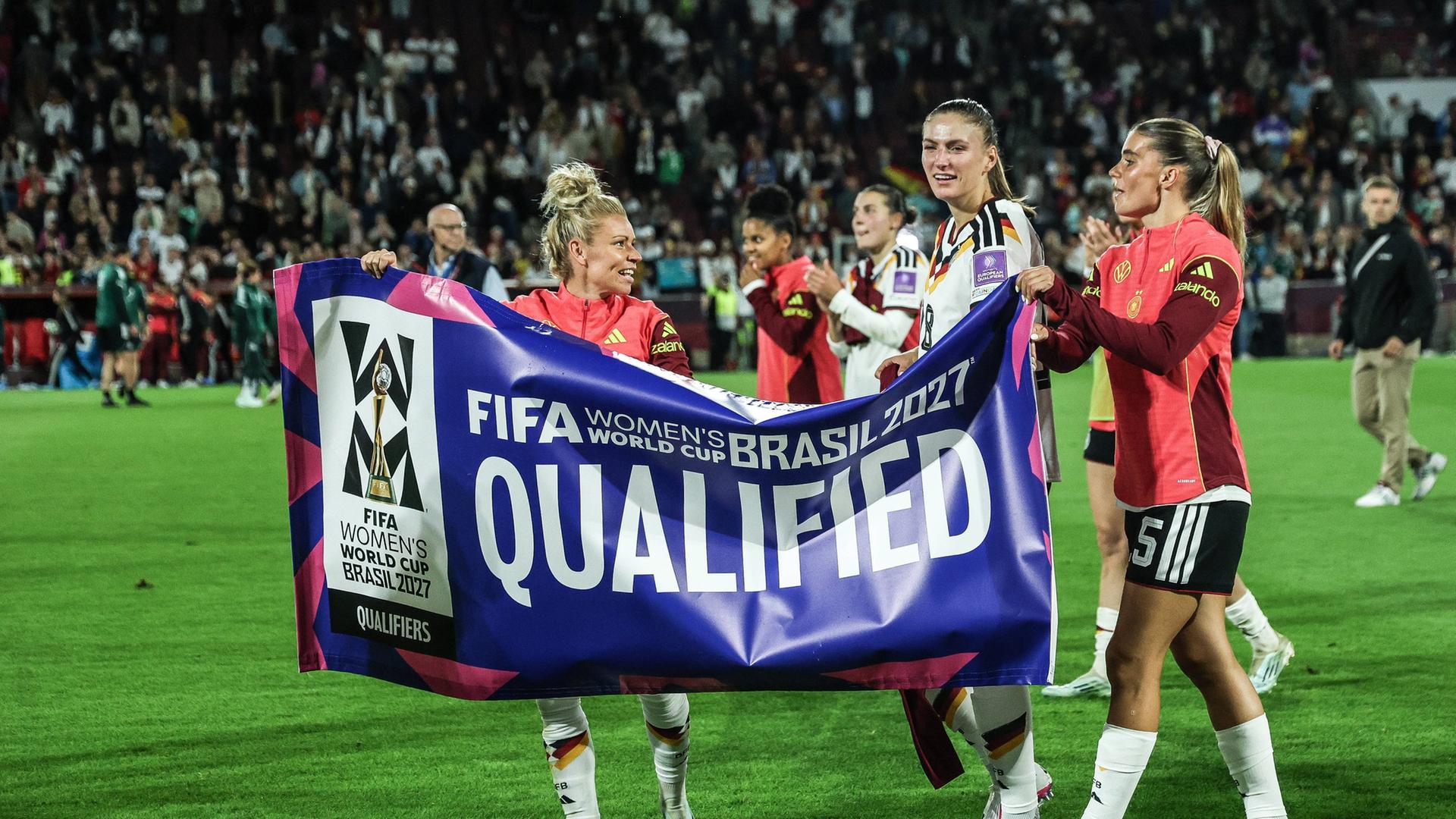 Die deutschen Spielerinnen bejubeln den Sieg gegen Norwegen mit einem Banner | IMAGO / Nico Herbertz