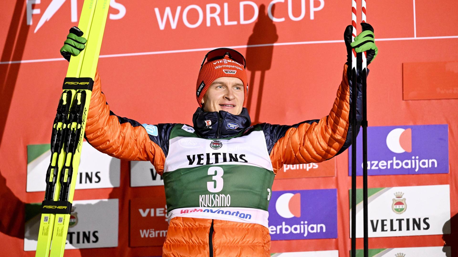 Julian Schmid feiert seinen zweiten Platz nach dem Langlauf in Ruka. | imago