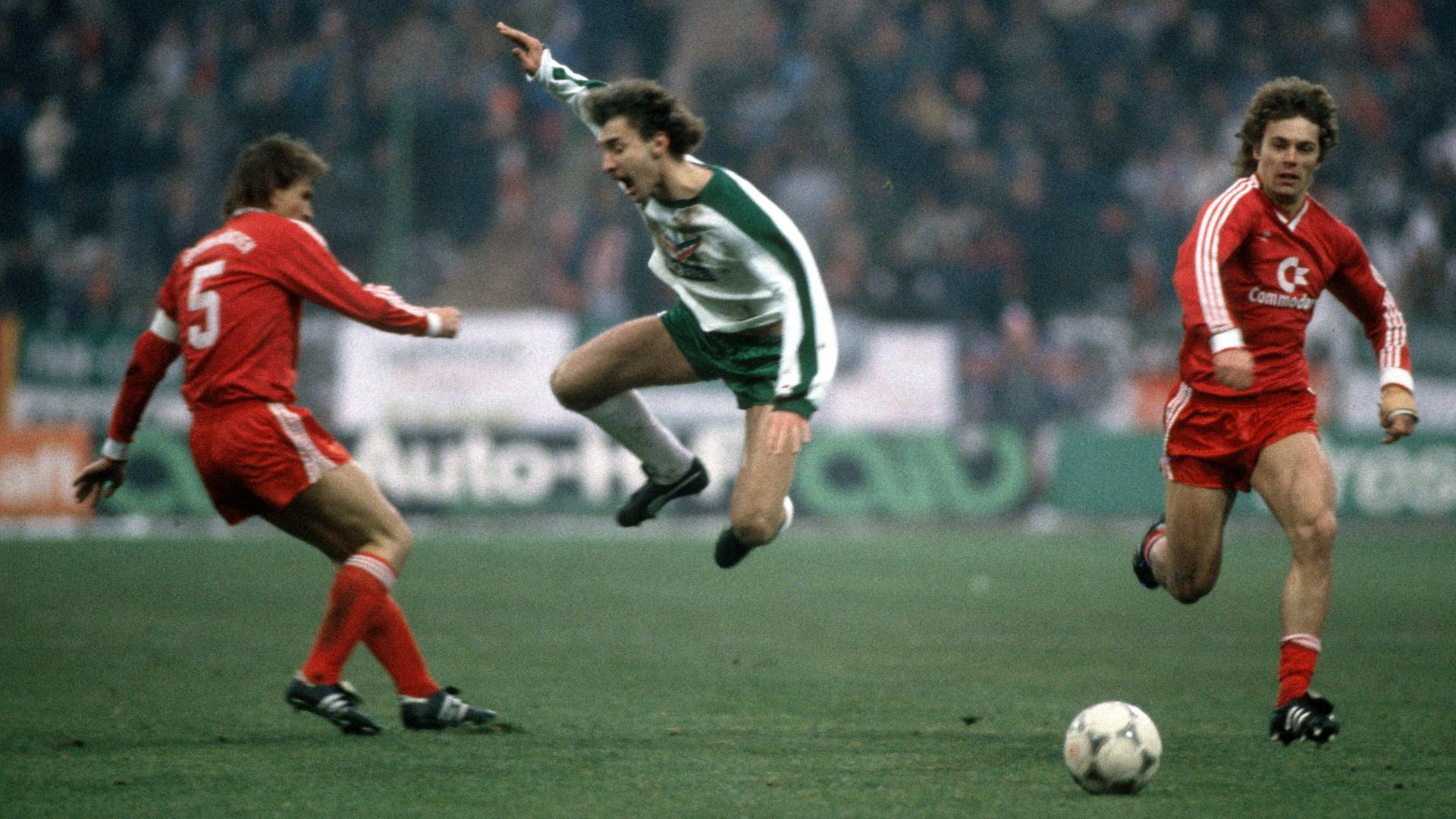 Klaus Augenthaler (Bayern, li.) foult Rudi Völler (Bremen), der eine fünfmonatige Verletzungspause danach einlegen musste | IMAGO / WEREK