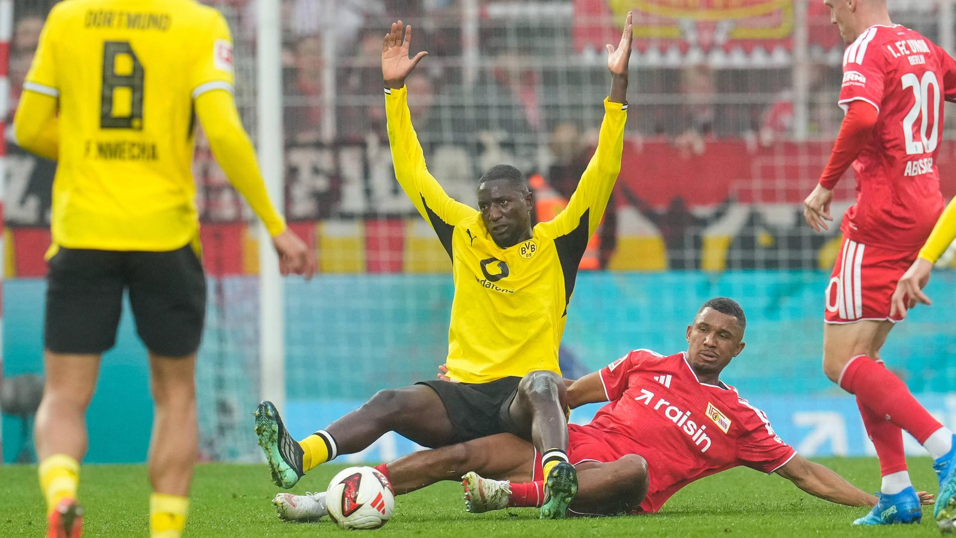 Dortmunds Serhou Guirassy (l.) im Zweikampf mit Unions Ohis Felix Uduokhai | IMAGO/Eibner