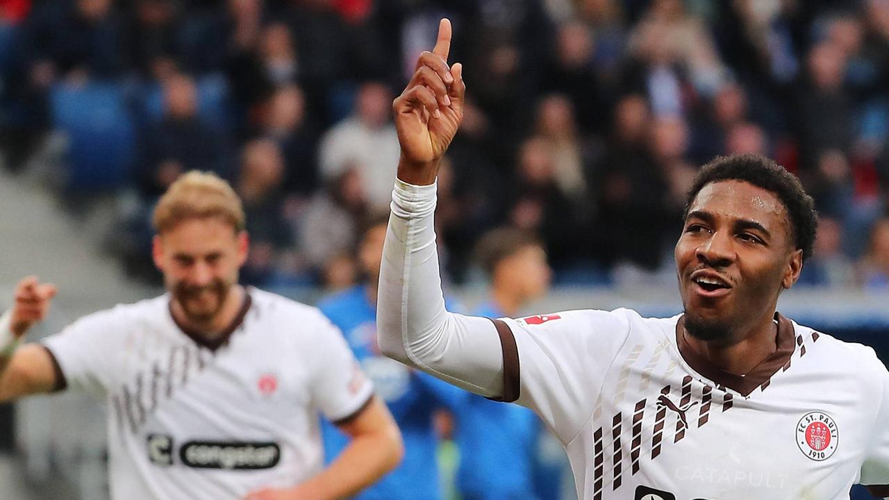 Oladapo Afolayan (Mitte) feiert sein Tor für den FC St. Pauli. | IMAGO/Jan Huebner