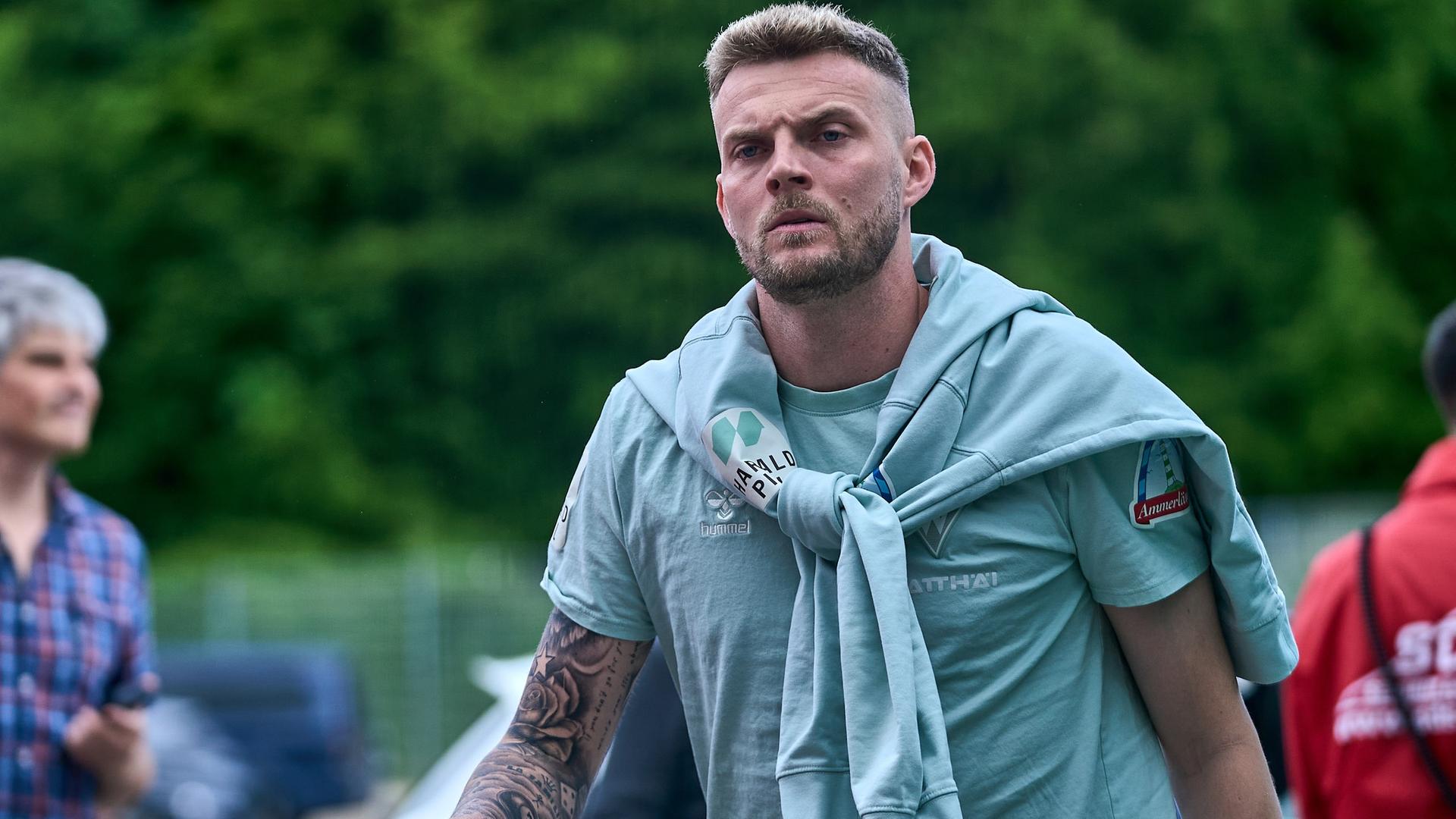 Marvin Ducksch geht am Weser-Stadion entlang. | Gumzmedia | Andreas Gumz