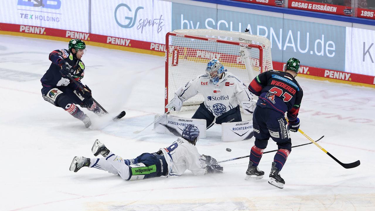 DEL-Playoffs: Eisbären siegen und gleichen gegen Straubing aus