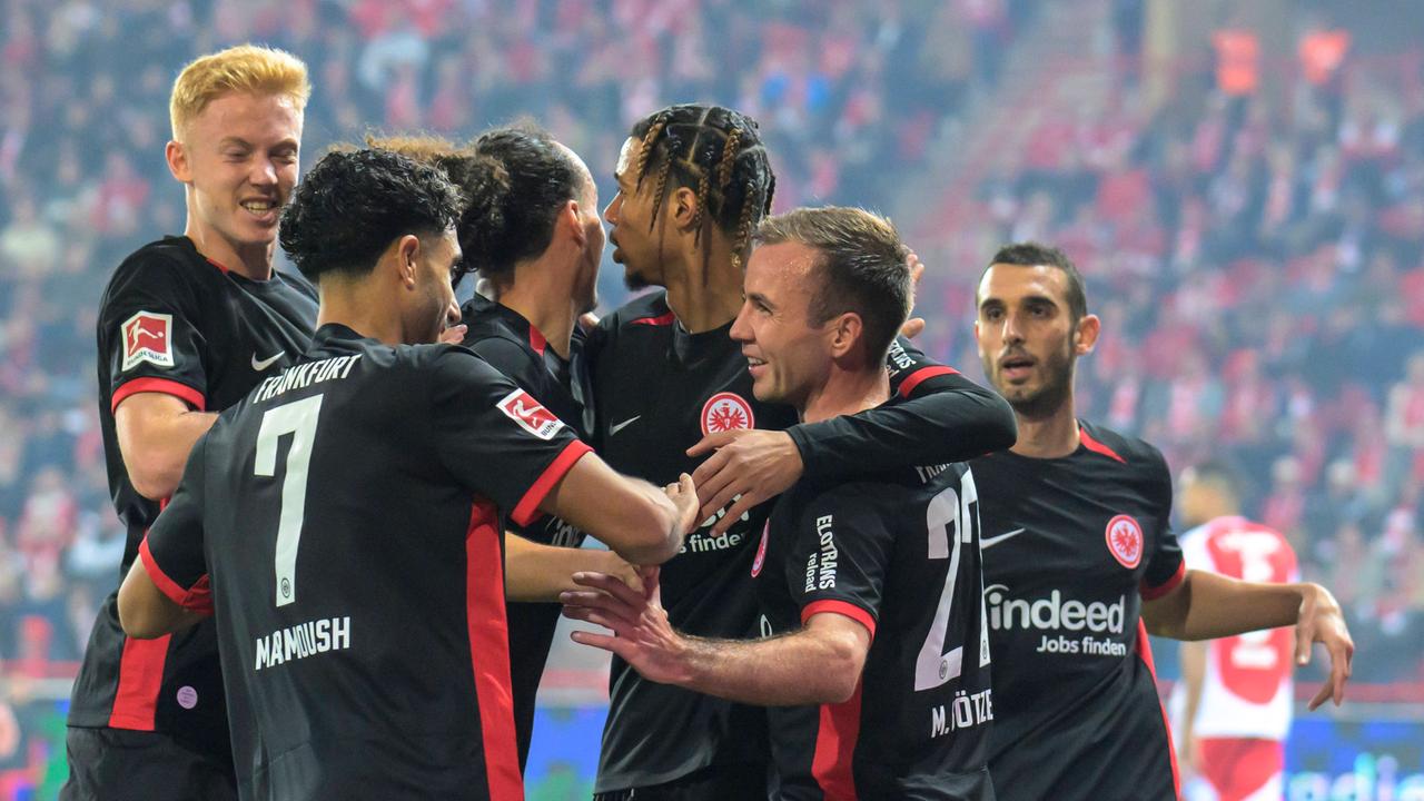 Mario Götze bejubelt seinen Treffer mit seine Teamkollegen  | IMAGO / HMB-Media