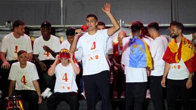 Rodri feiert den EM-Sieg