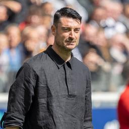 Albert Riera kaut auf seinen Fingernägeln