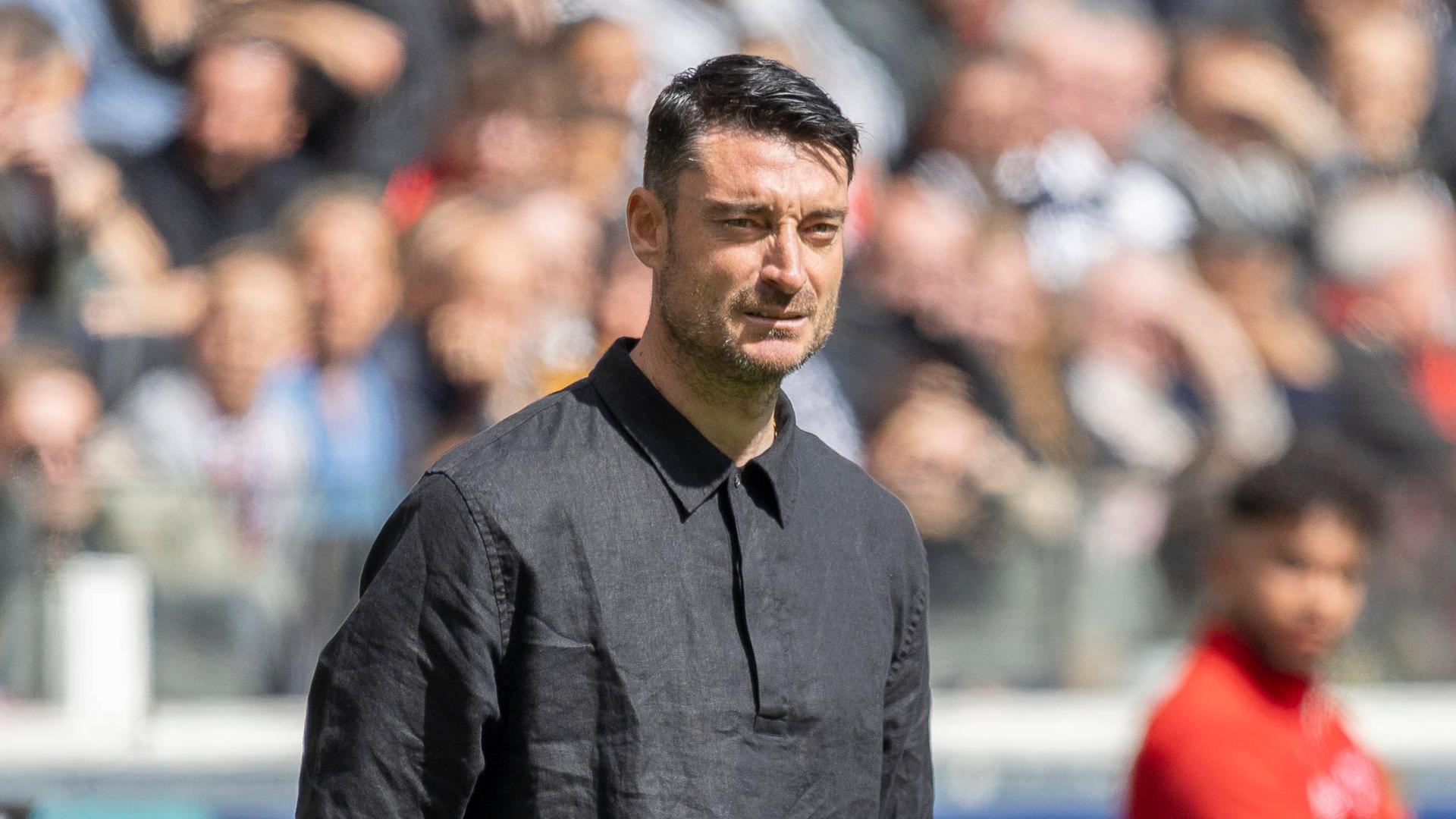 Albert Riera kaut auf seinen FingernÃ¤geln | IMAGO / Kessler-Sportfotografie