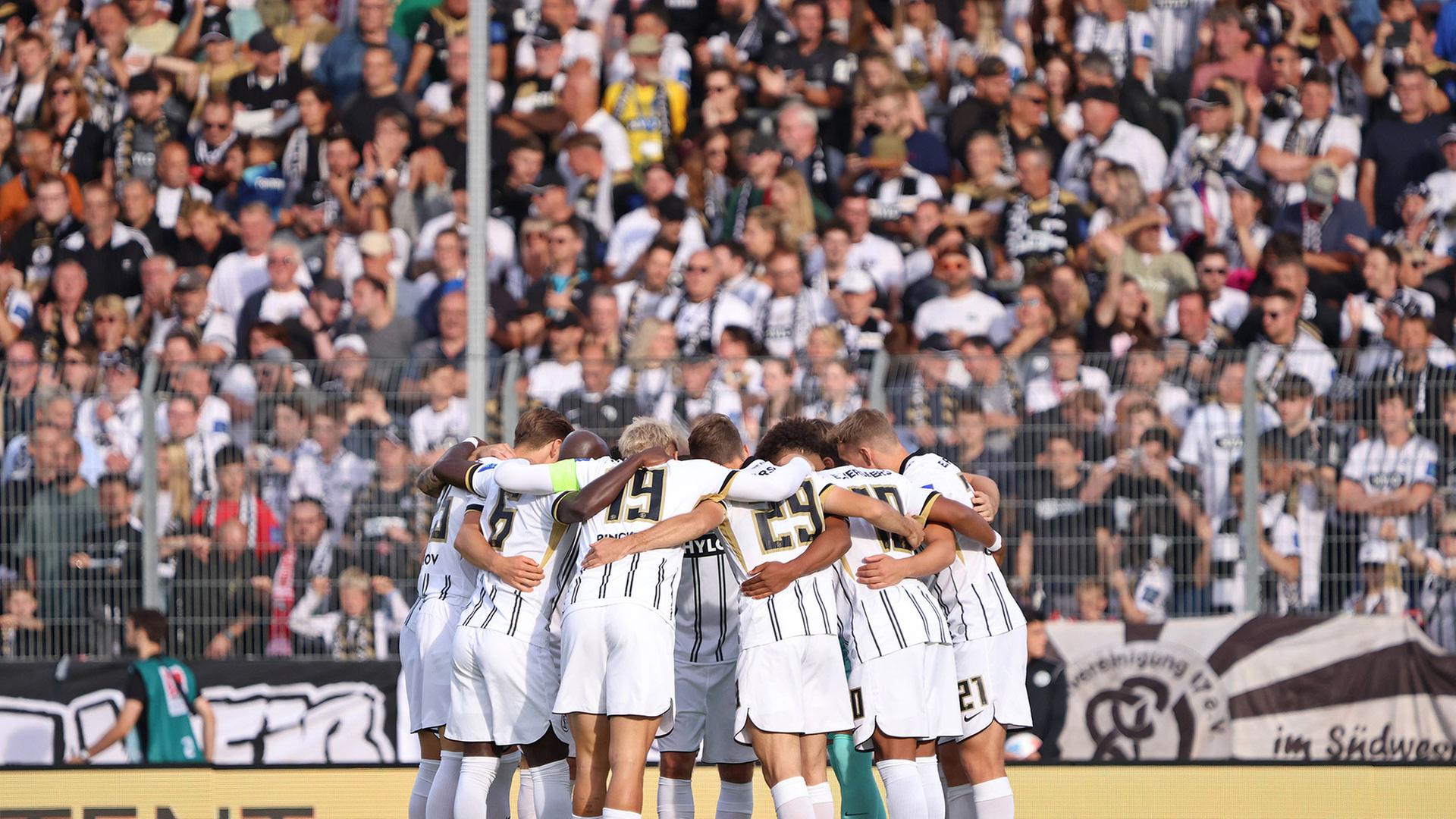 Die Mannschaft der SV 07 Elversberg bildet einen Kreis. | IMAGO / Fussball-News Saarland 