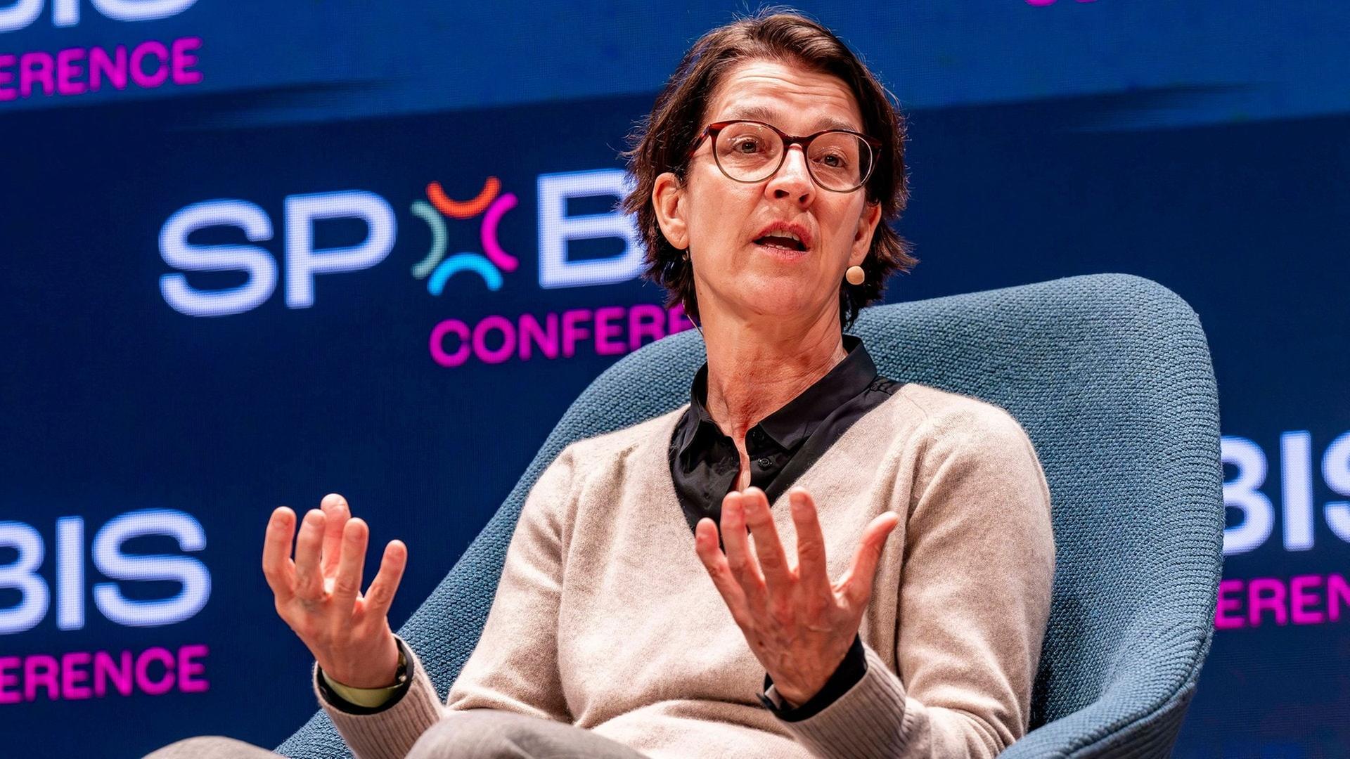 Tatjana Haenni bei der Sportbusiness-Konferenz SpoBis im CCH Congress Center in Hamburg:  | IMAGO/Kirchner-Media