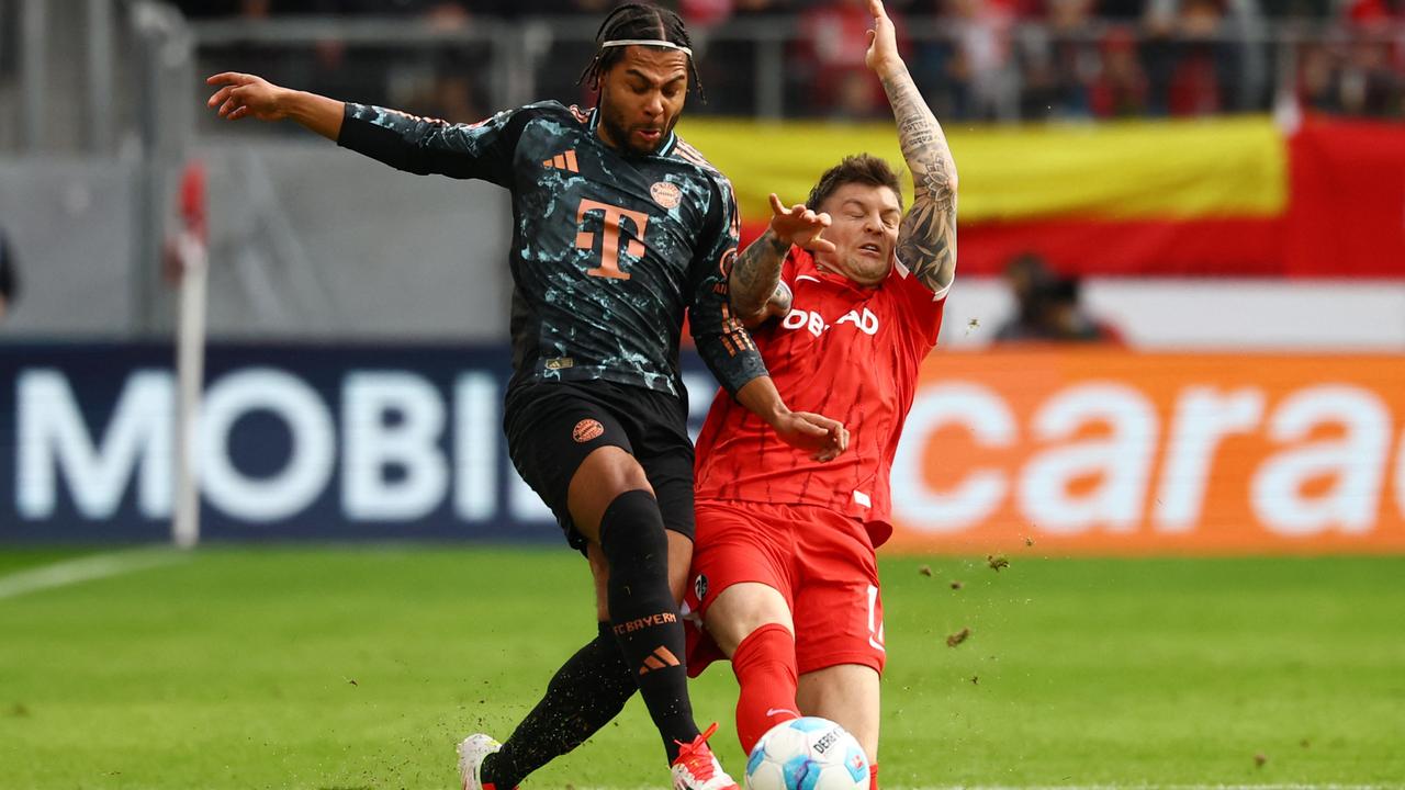 Fußballprofi Serge Gnabry (l.) von Bayern München im Bundesligaspiel beim SC Freiburg im Zweikampf mit Lukas Kübler | Reuters/Pfaffenbach