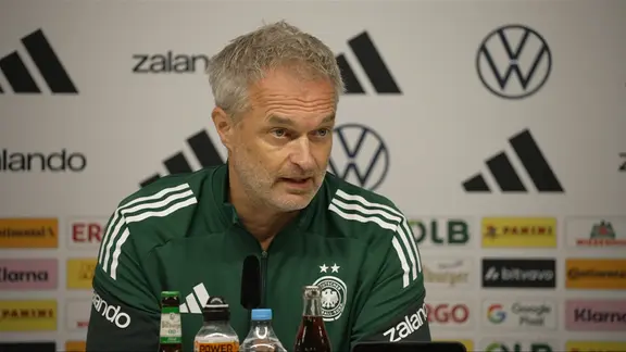 Bundestrainer Christian Wück auf der Pressekonferenz vor dem Spiel gegen Japan