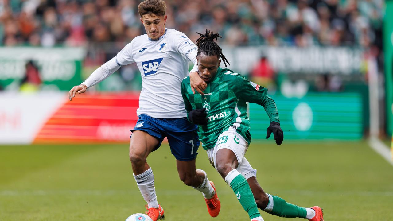 Fußballprofi Tom Bischof (l.) von 1899 Hoffenheim im Bundesligaspiel bei Werder Bremen im Zweikampf mit Issa Kabore | firo/Ellerbrake