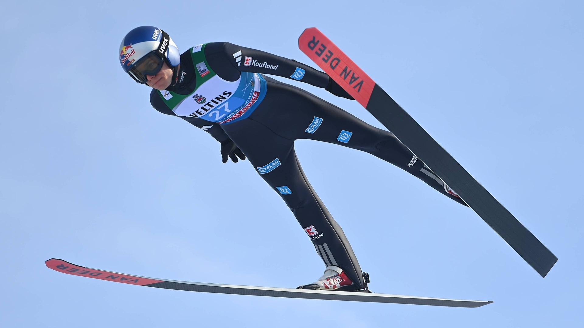 Andreas Wellinger beim ersten Durchgang in Garmisch-Partenkirchen in Aktion. | IMAGO/Frank Hoermann/SVEN SIMON