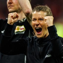 Union Berlins Trainerin Marie-Louise Eta bejubelt ihren ersten Sieg in der Bundesliga