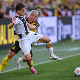 Dortmunds Julian Ryerson (hinten) im Duell mit Kenan Yildiz von Juventus Turin.