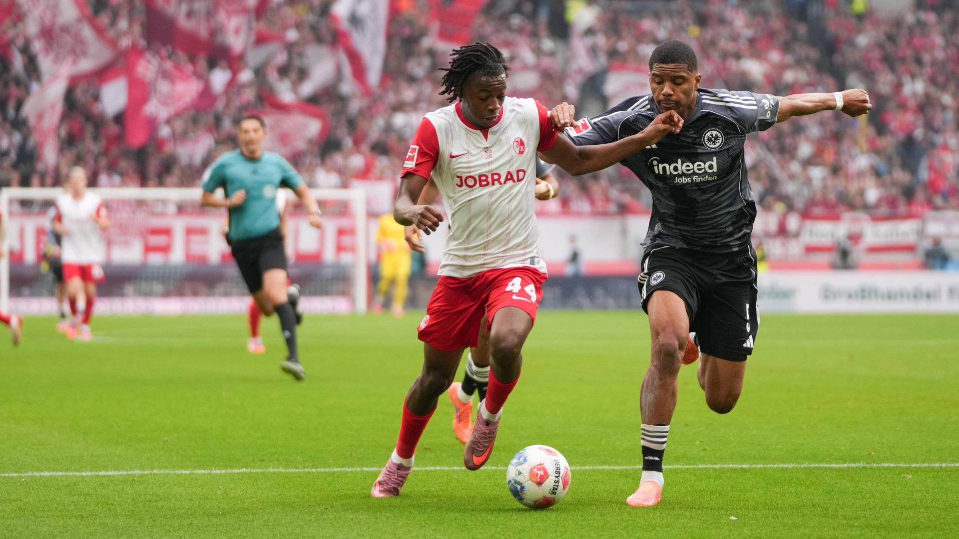 Johan Manzambi und Aurèle Amenda im Duell um den Ball | IMAGO/BEAUTIFUL SPORTS/Bosco