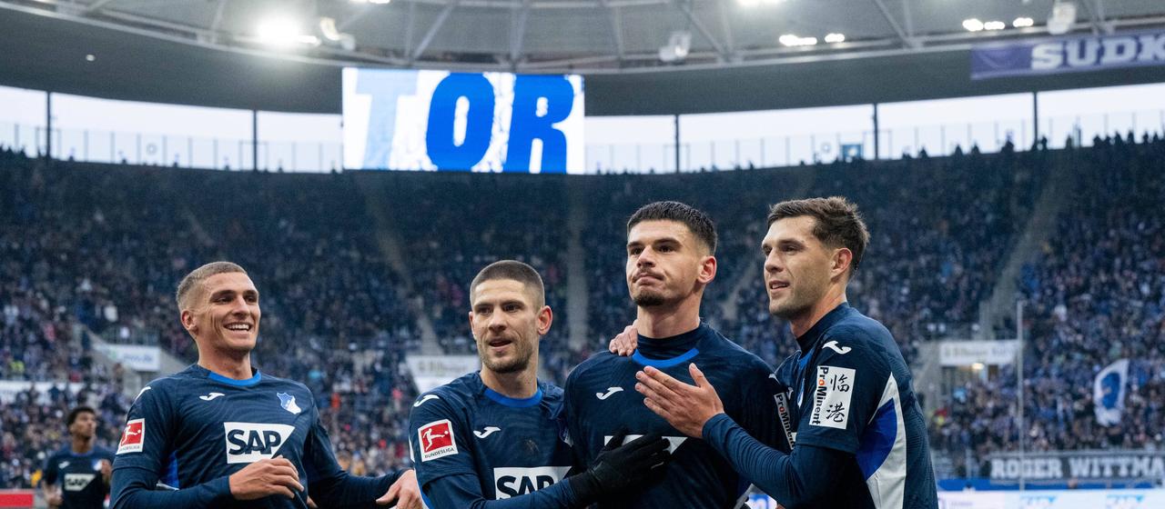 Albian Hajdari feiert sein Tor mit seinen Teamkollegen