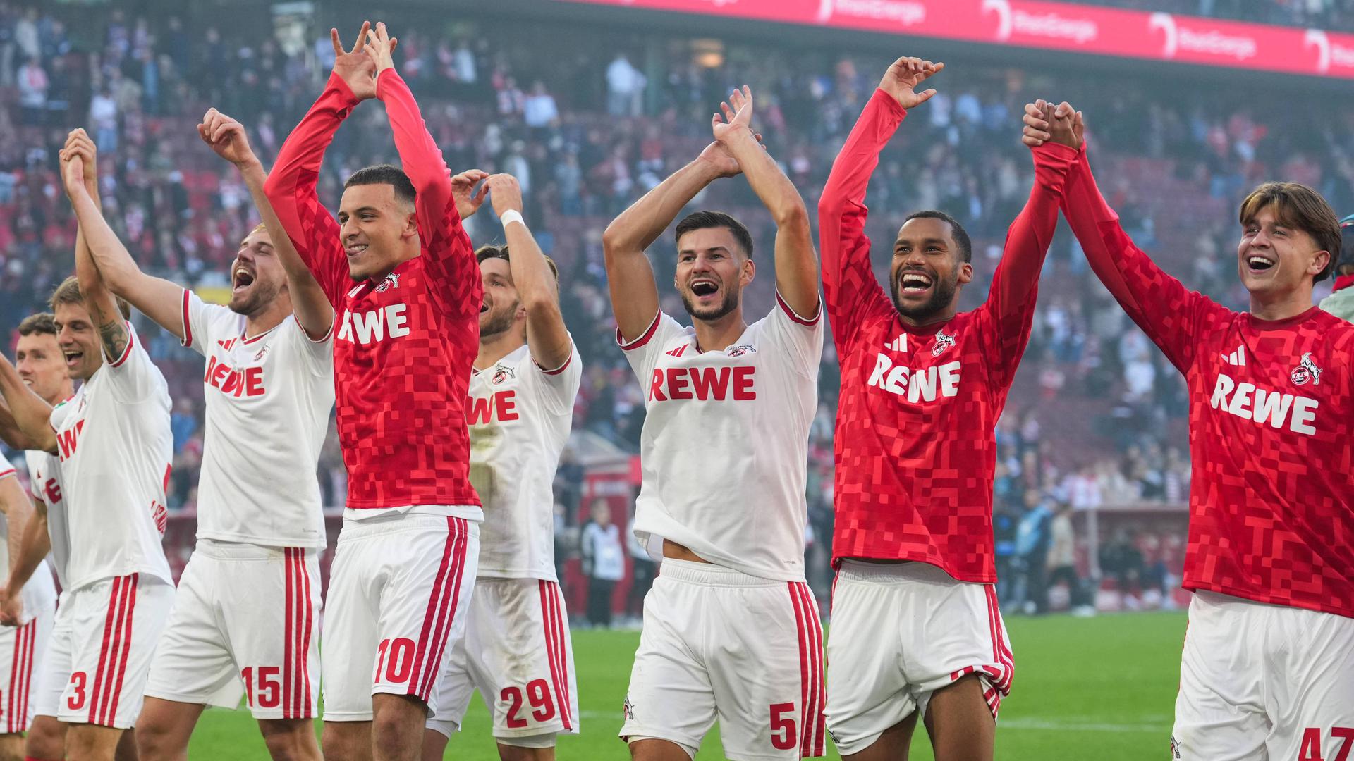 Der 1. FC Köln bejubelt Derby-Sieg gegen Gladbach | IMAGO/HMB-Media