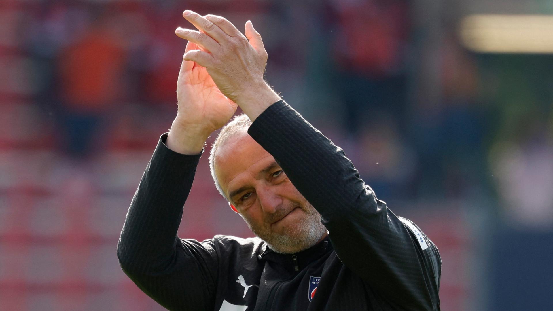 Heidenheim-Trainer Frank Schmidt applaudiert den Fans | Heiko Becker, Reuters