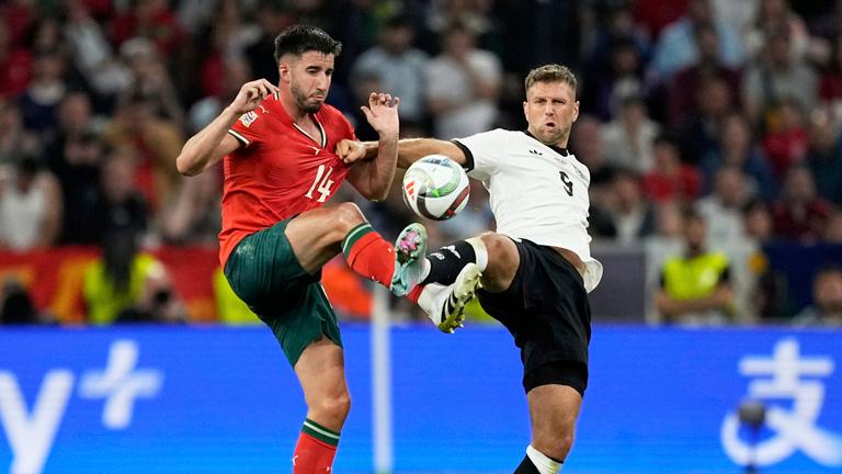 Deutschlands Niclas Füllkrug im Zweikampf mit Portugals Goncalo Inacio