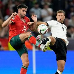 Deutschlands Niclas Füllkrug im Zweikampf mit Portugals Goncalo Inacio