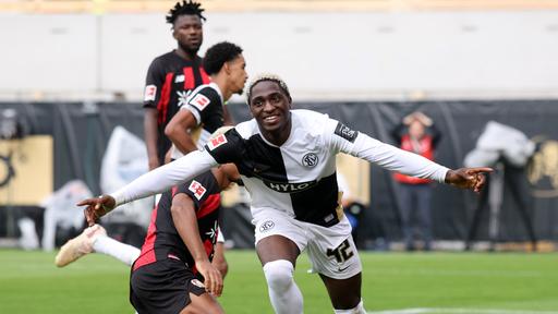 Fußbalprofi David Mokwa von der SV Elversberg bejubelt ein Bundesliga-Tor gegen Bayer Leverkusen