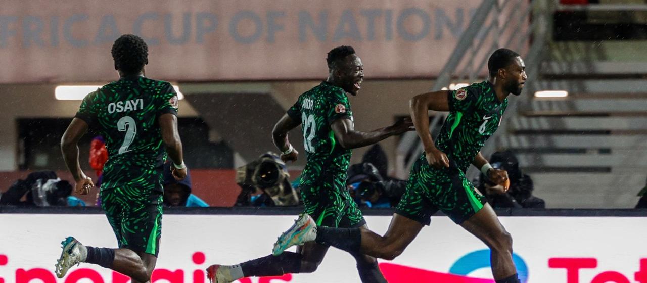 Nigeria Semi Ajayi bejubelt seinen Treffer gemeinsam mit den Teamkollegen