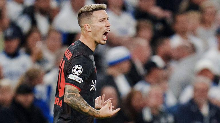 Alejandro Grimaldo freut sich über den späten Ausgleich